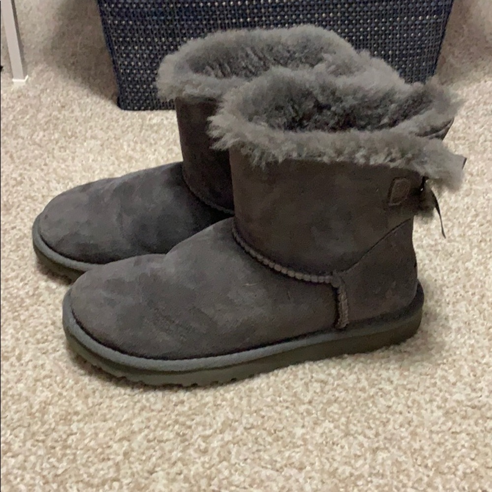 Grey bow uggs size 6